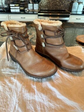 UGG Australia Caspia Boots Womens 7 Brown Leather Shearling Ankle Lace Up 1932